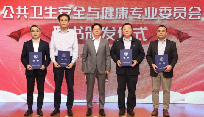 聘书颁发.jpg 聘书颁发.jpg
